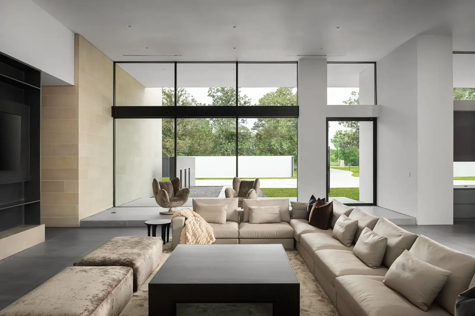 Modern Edge Builders residence, its facade and entry approach