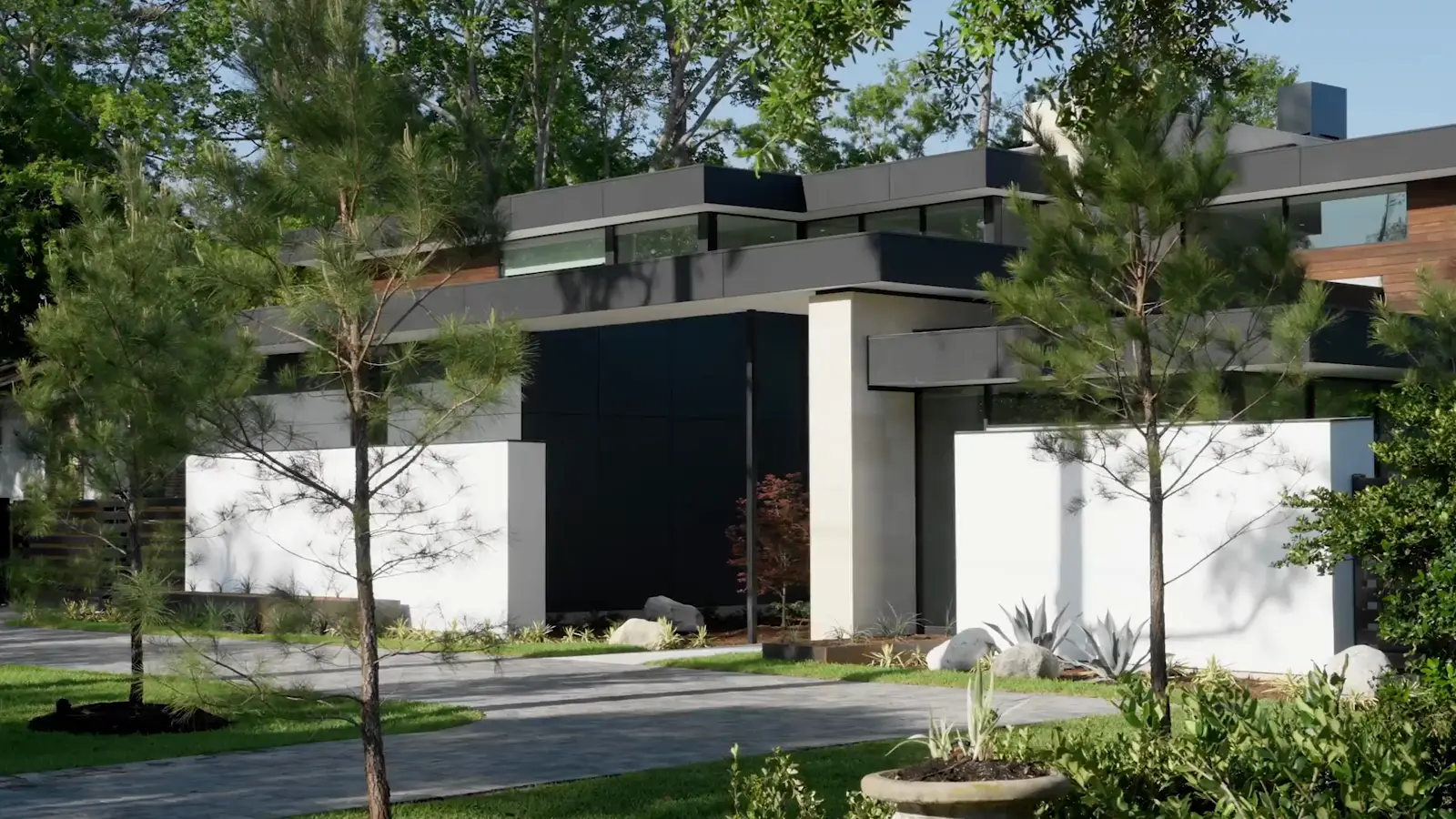 Modern Edge Builders custom residence in Houston, its glazed living volume lit at dusk